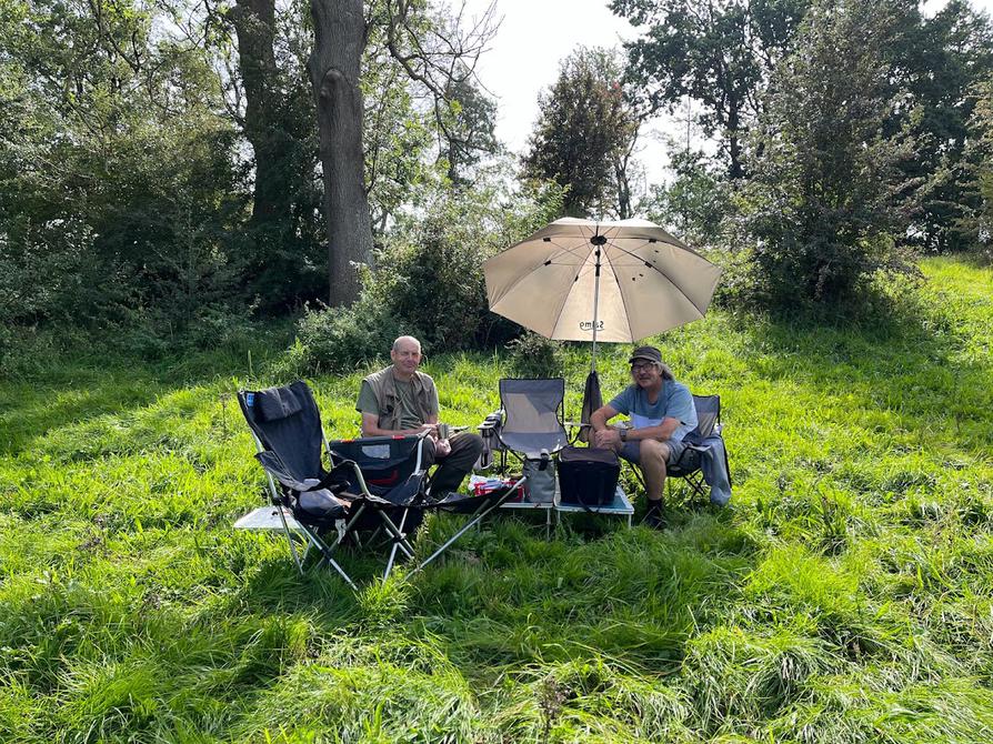 Picknick Pause auf einer kleinen Wiese am Ufer des Vierersees