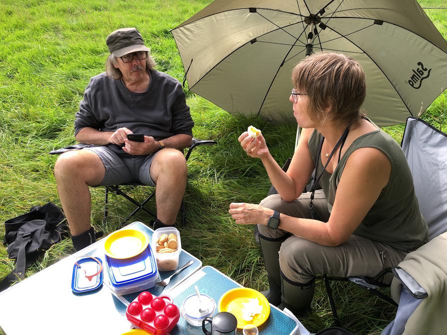 Picknick im Windschutz durch die Schirme